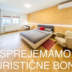 rezervați aici